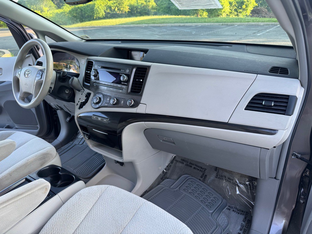 2011 Toyota Sienna Image 17