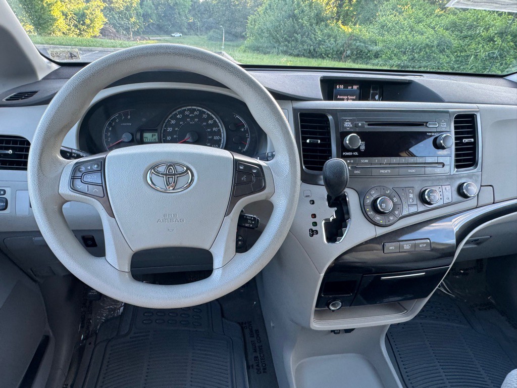 2011 Toyota Sienna Image 18