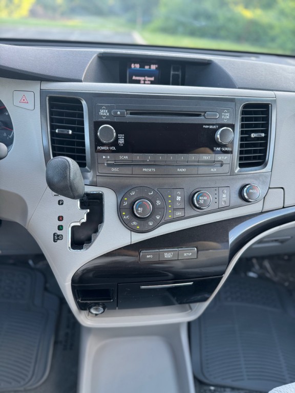 2011 Toyota Sienna Image 20