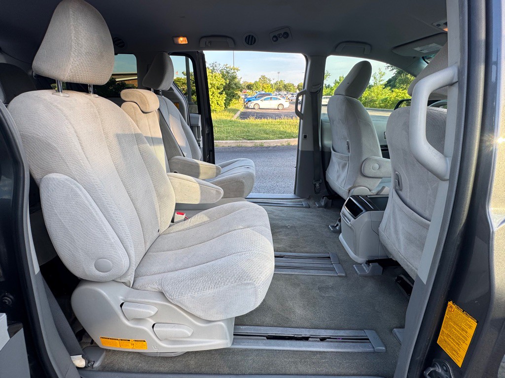 2011 Toyota Sienna Image 23