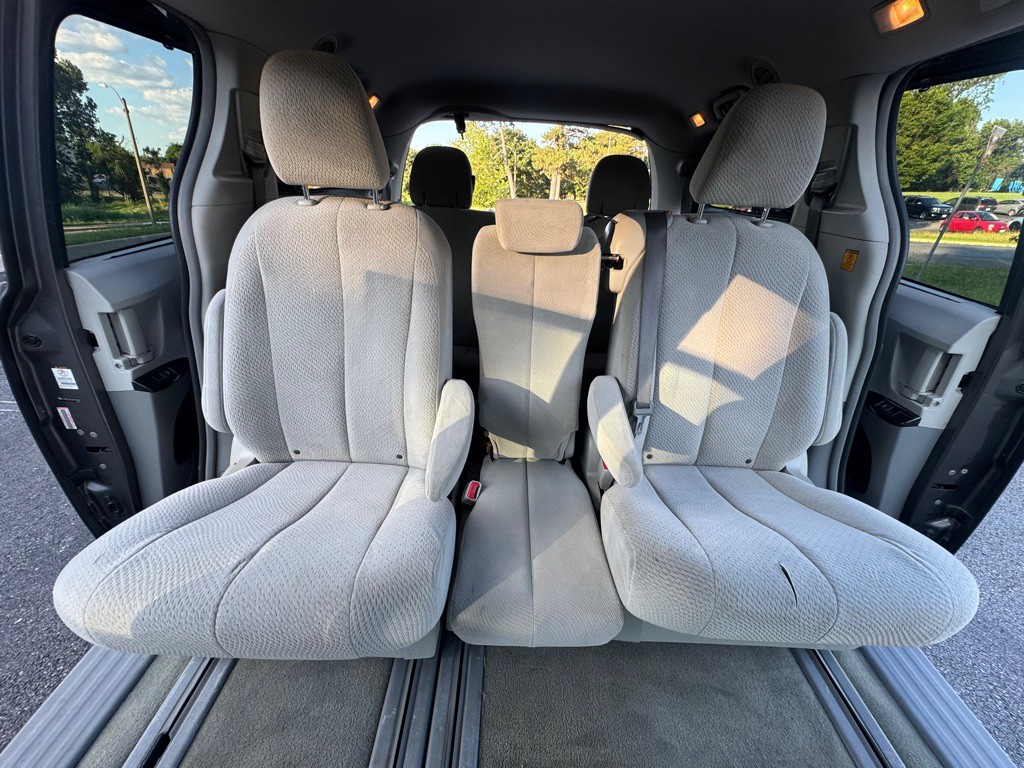2011 Toyota Sienna Image 24