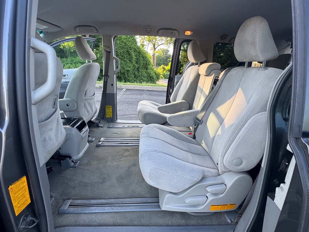 2011 Toyota Sienna Image 25