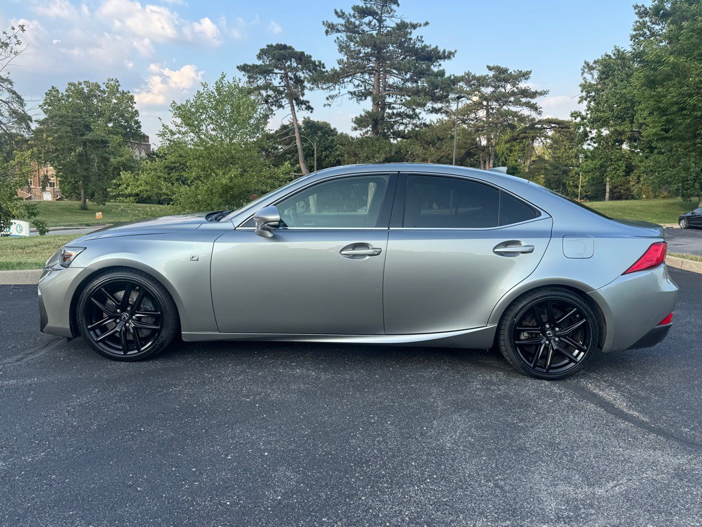 2018 Lexus IS Image 3