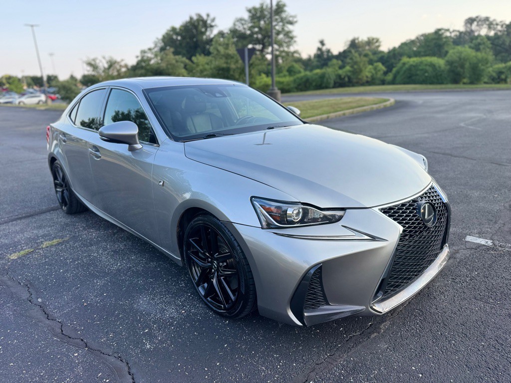 2018 Lexus IS Image 4