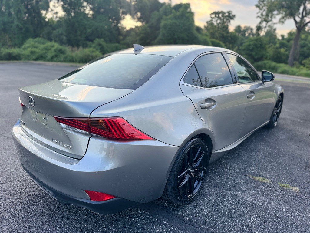 2018 Lexus IS Image 7