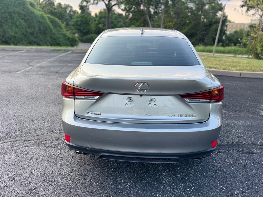 2018 Lexus IS Image 8