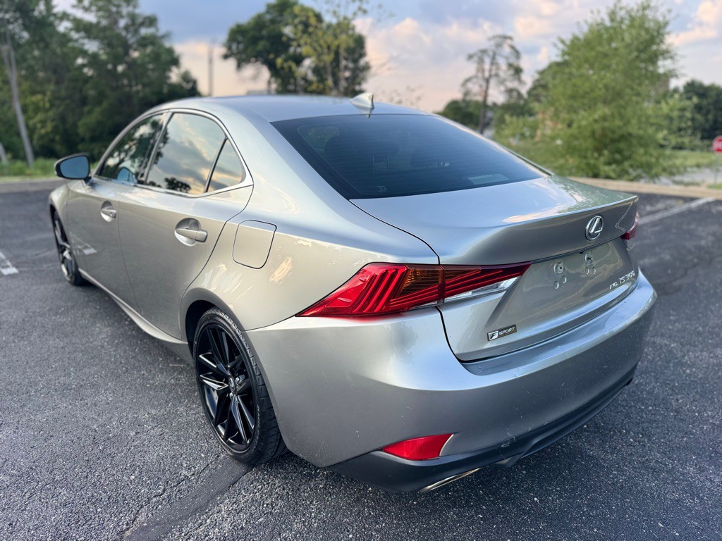 2018 Lexus IS Image 9