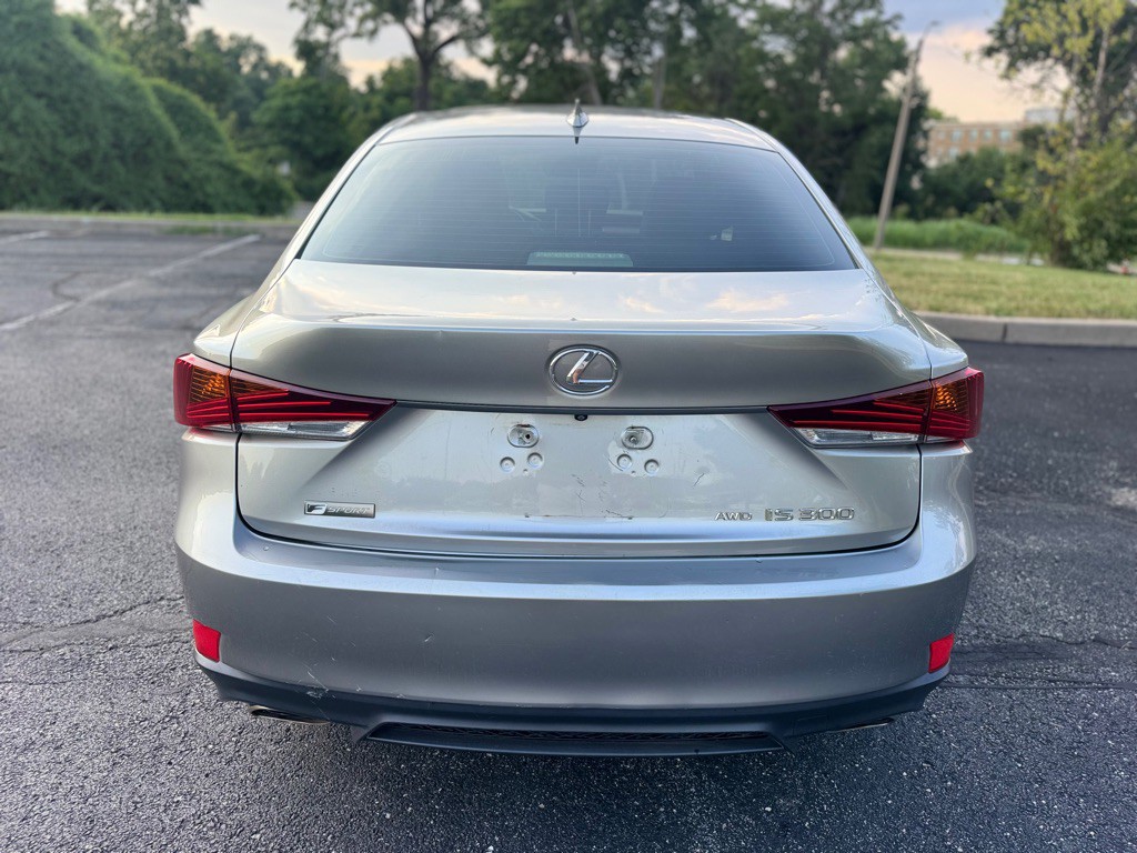 2018 Lexus IS Image 10