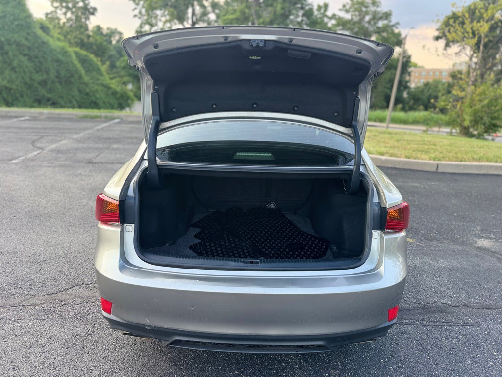 2018 Lexus IS Image 11