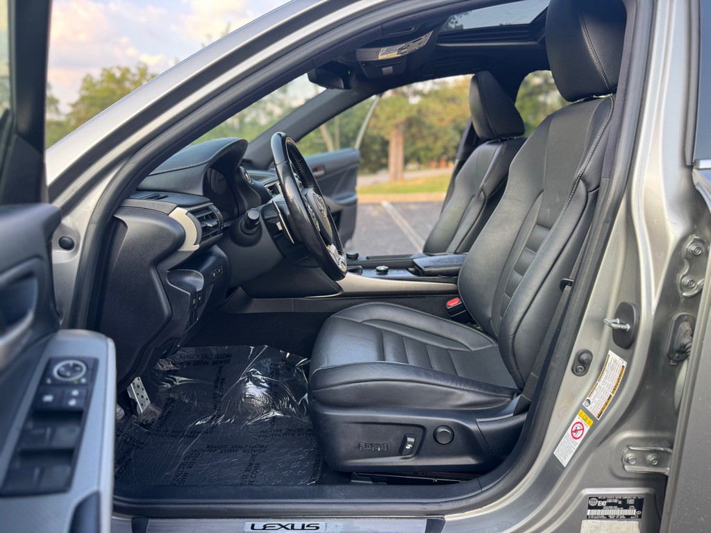2018 Lexus IS Image 12