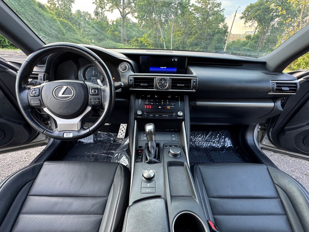2018 Lexus IS Image 13