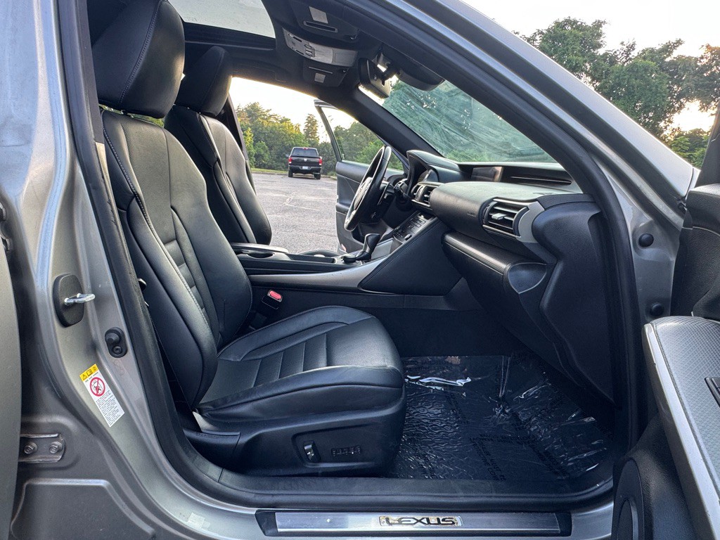 2018 Lexus IS Image 14