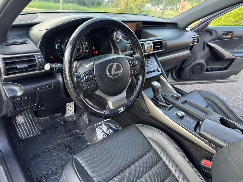 2018 Lexus IS Image 15