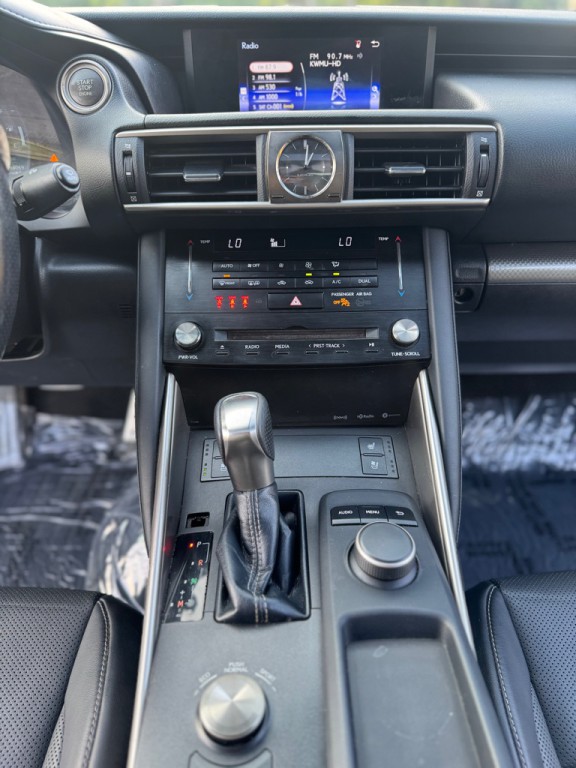2018 Lexus IS Image 16