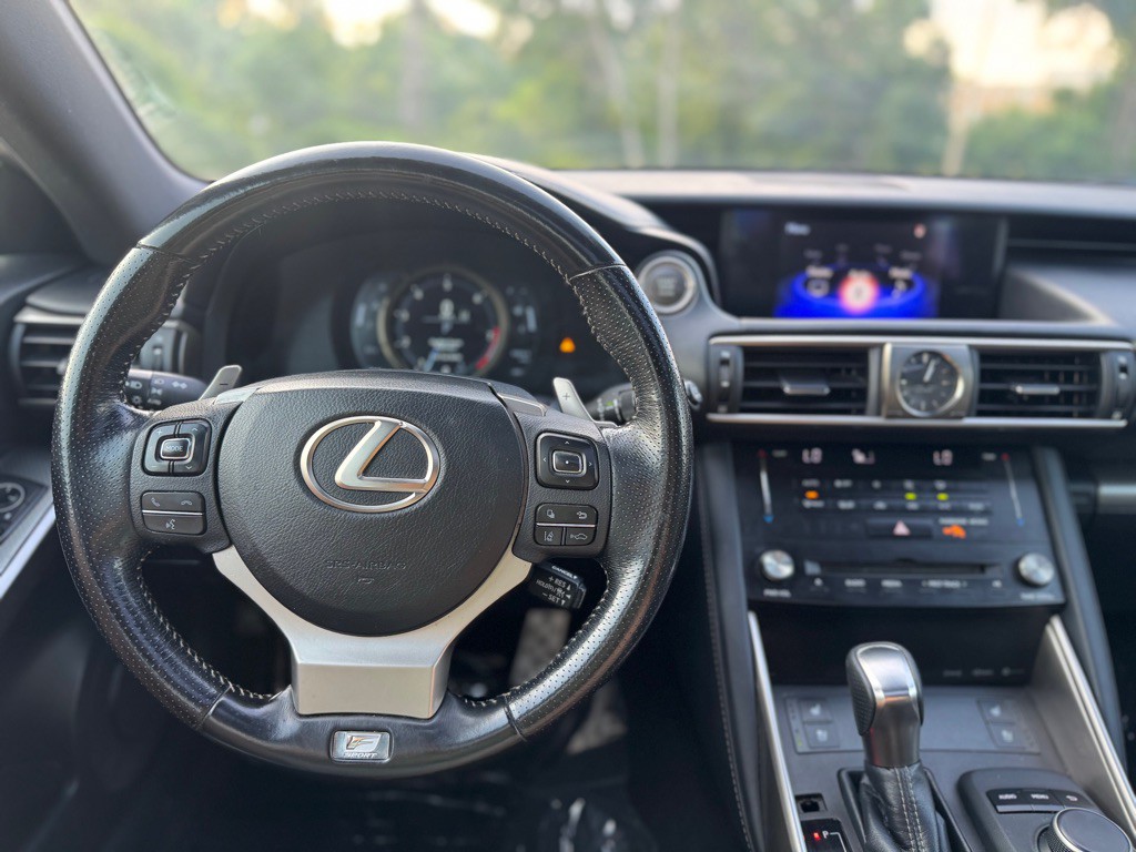 2018 Lexus IS Image 18