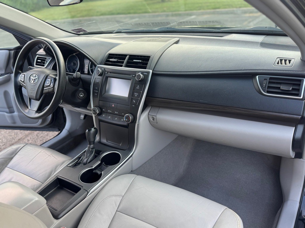 2016 Toyota Camry Image 17