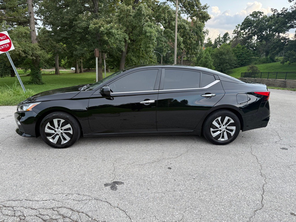 2021 Nissan Altima Image 2