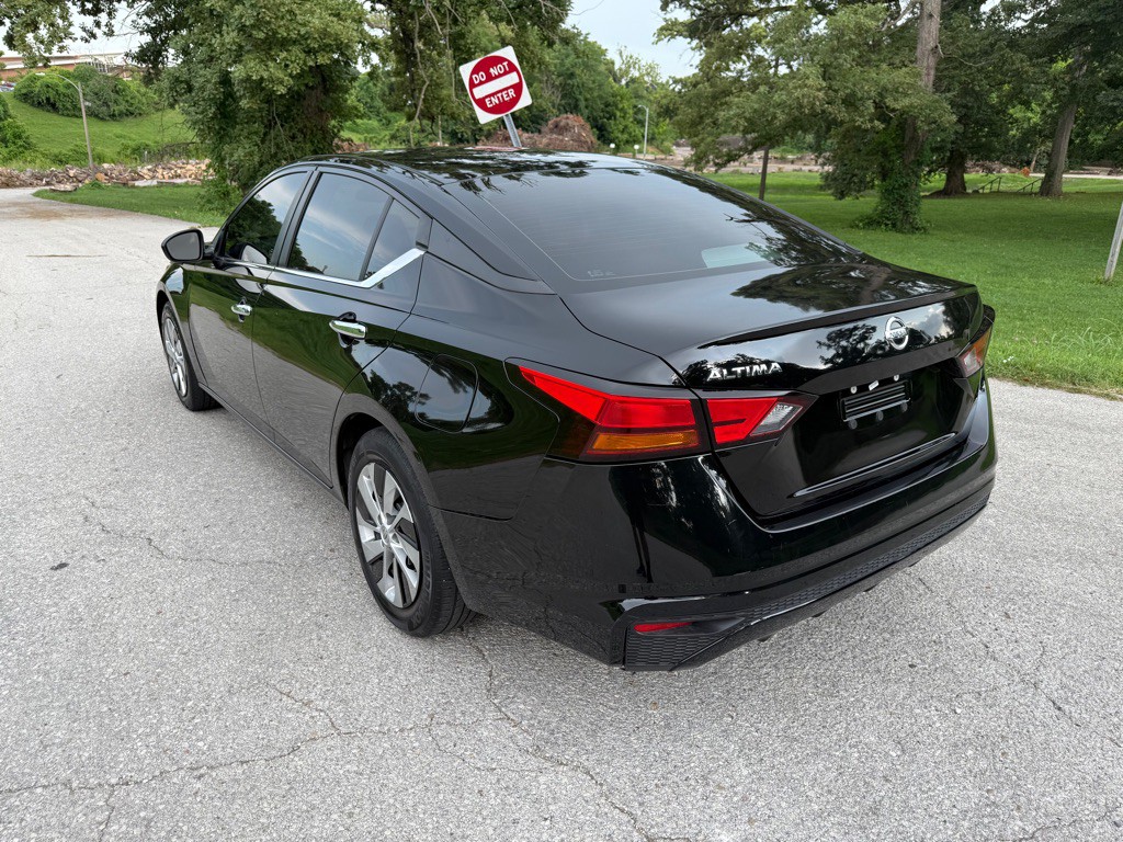 2021 Nissan Altima Image 8