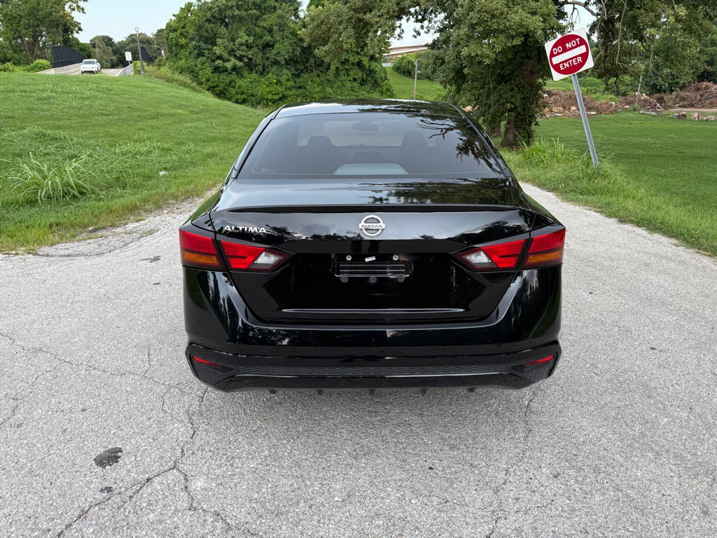 2021 Nissan Altima Image 9
