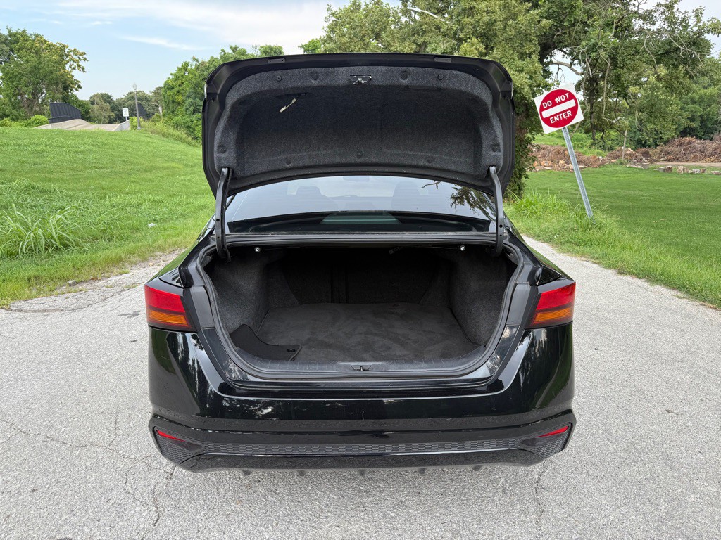 2021 Nissan Altima Image 10