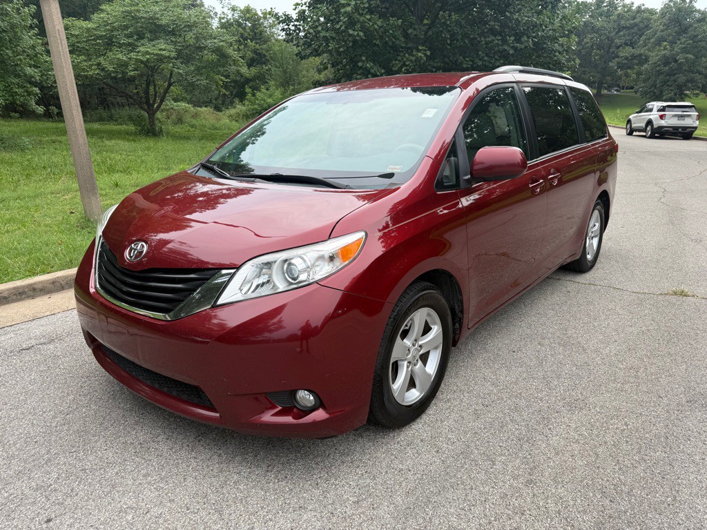 2013 Toyota Sienna Image 1