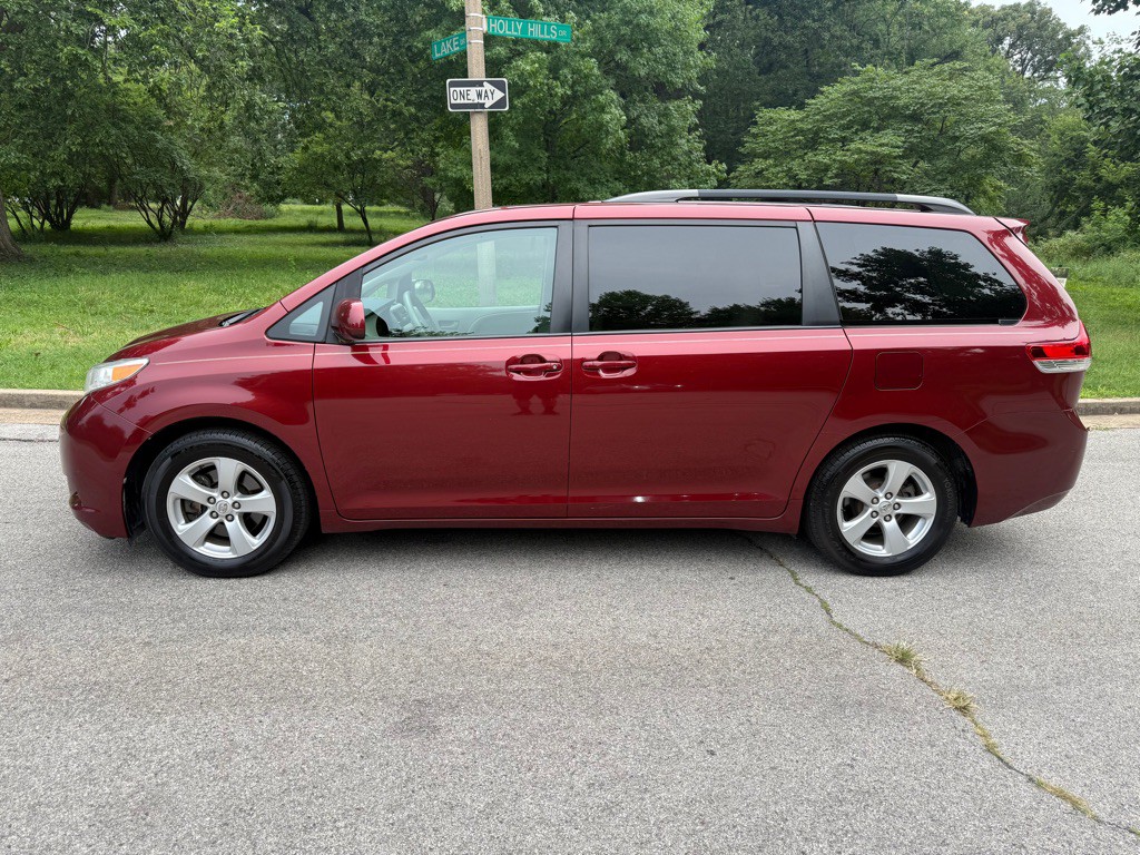 2013 Toyota Sienna Image 2