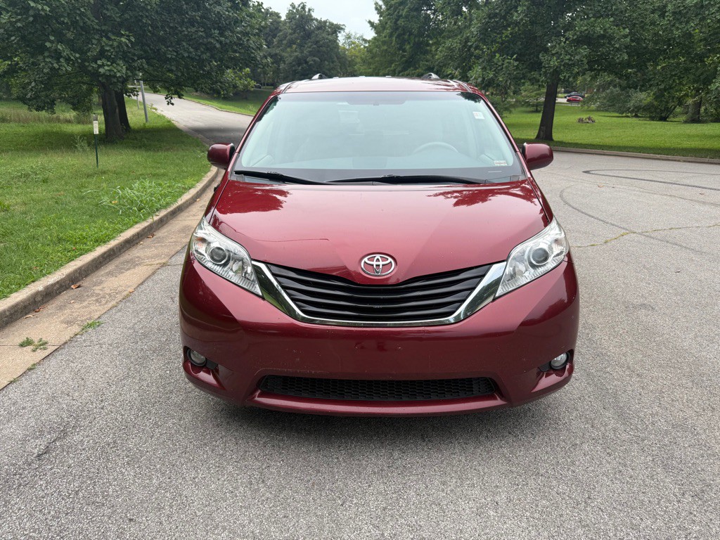 2013 Toyota Sienna Image 3