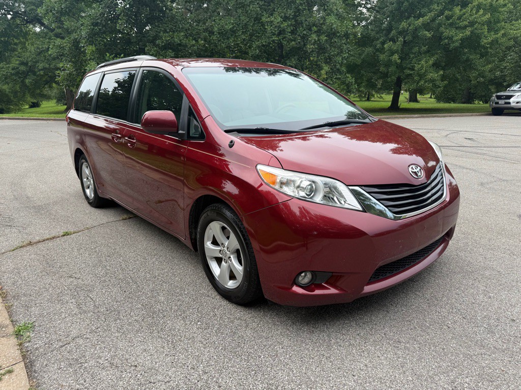 2013 Toyota Sienna Image 4