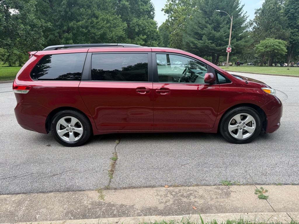 2013 Toyota Sienna Image 5