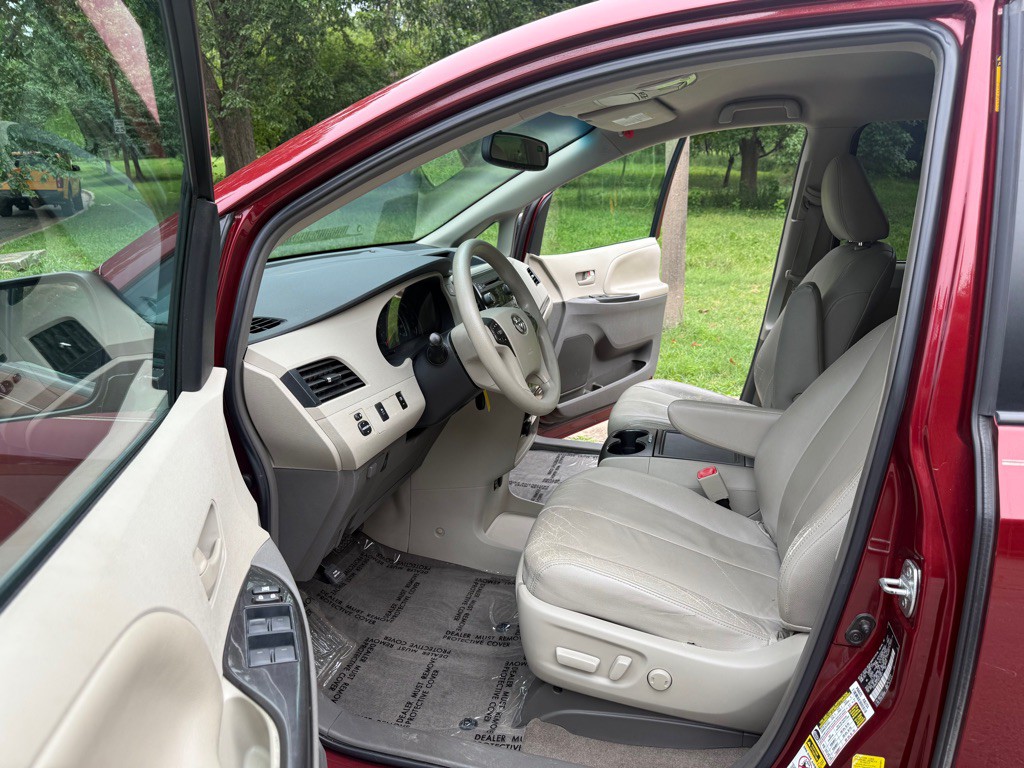 2013 Toyota Sienna Image 6