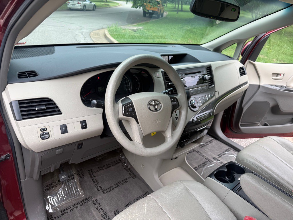 2013 Toyota Sienna Image 7