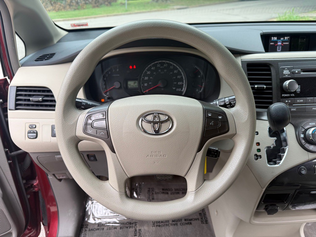 2013 Toyota Sienna Image 8