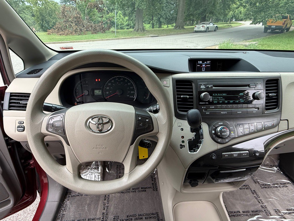 2013 Toyota Sienna Image 10