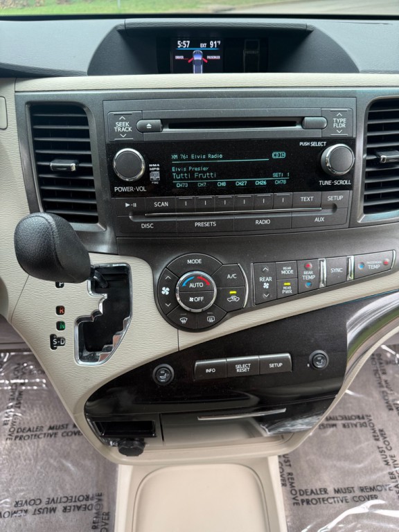 2013 Toyota Sienna Image 11