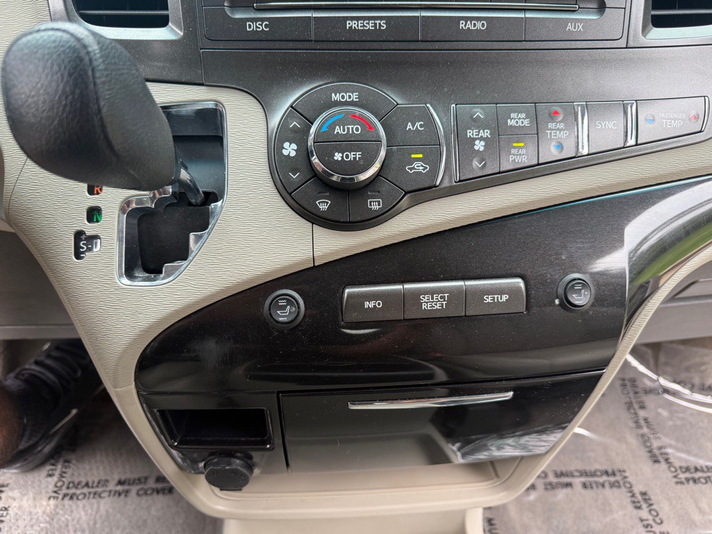 2013 Toyota Sienna Image 14