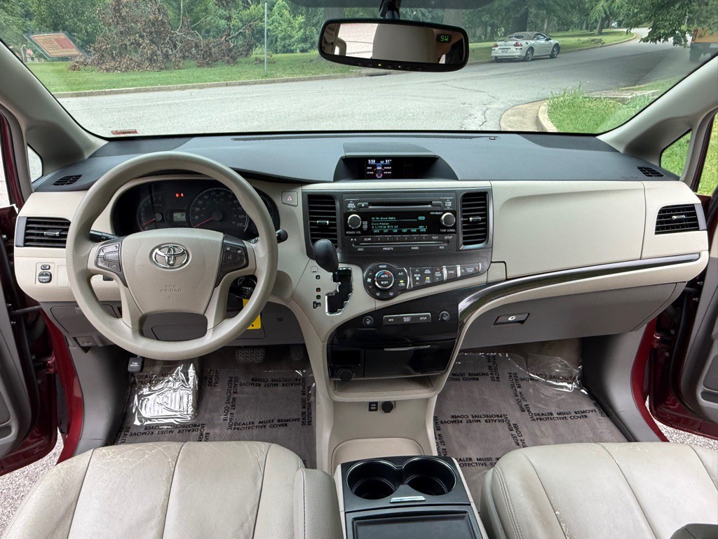 2013 Toyota Sienna Image 15