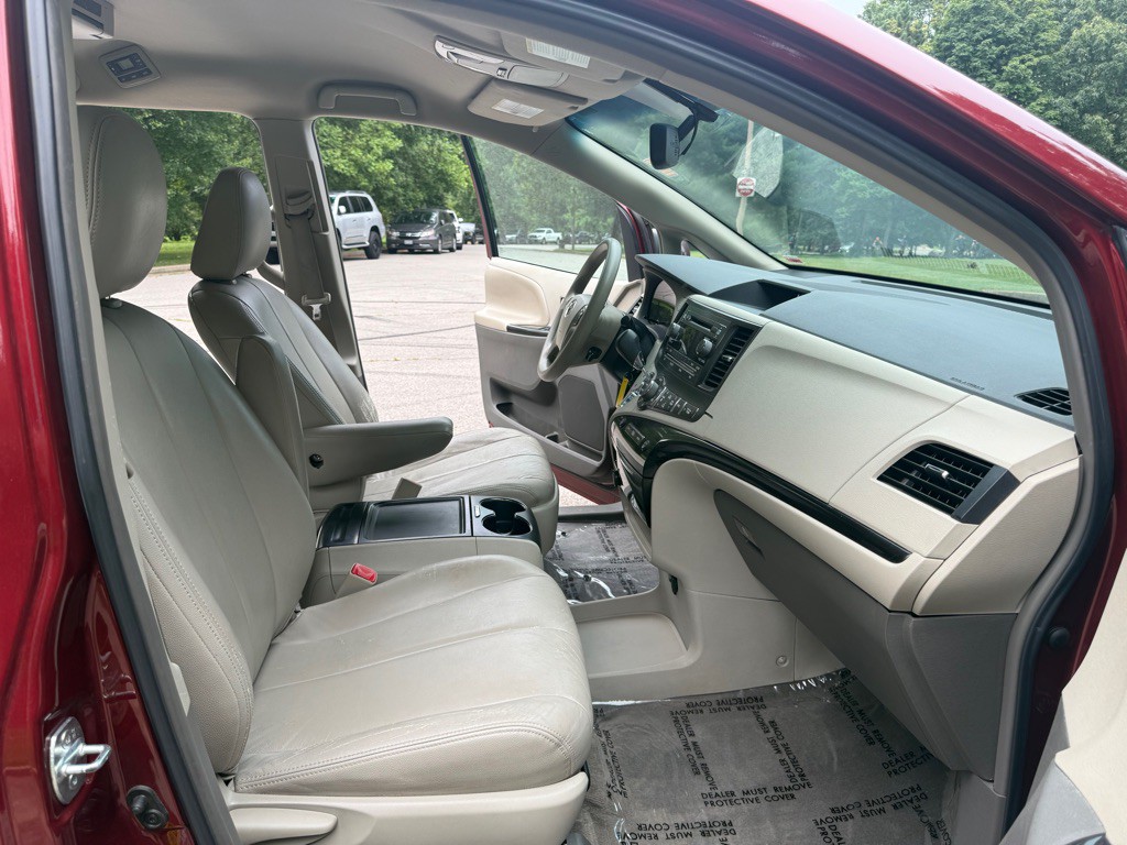 2013 Toyota Sienna Image 16