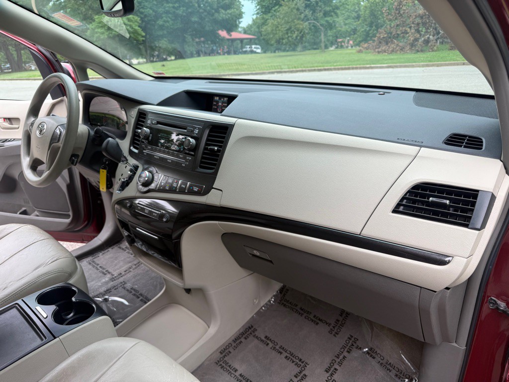 2013 Toyota Sienna Image 17