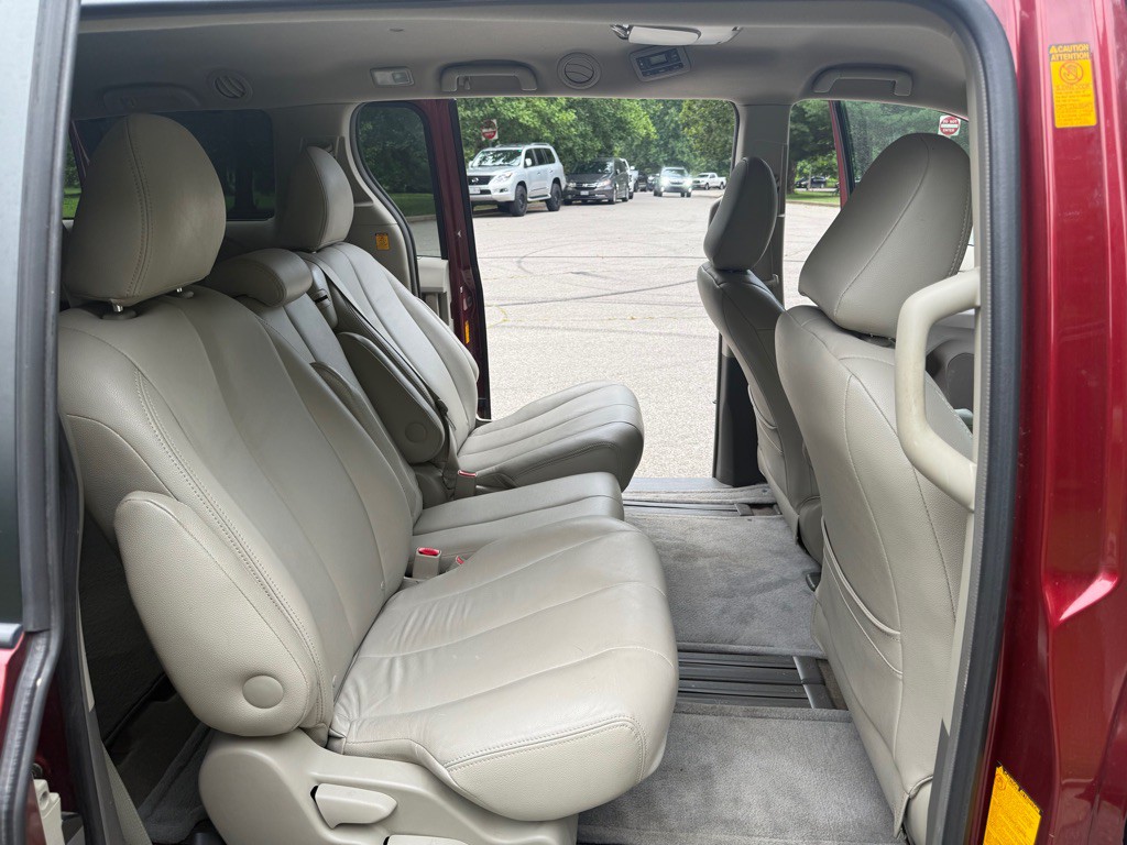 2013 Toyota Sienna Image 18