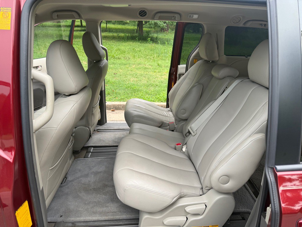 2013 Toyota Sienna Image 19