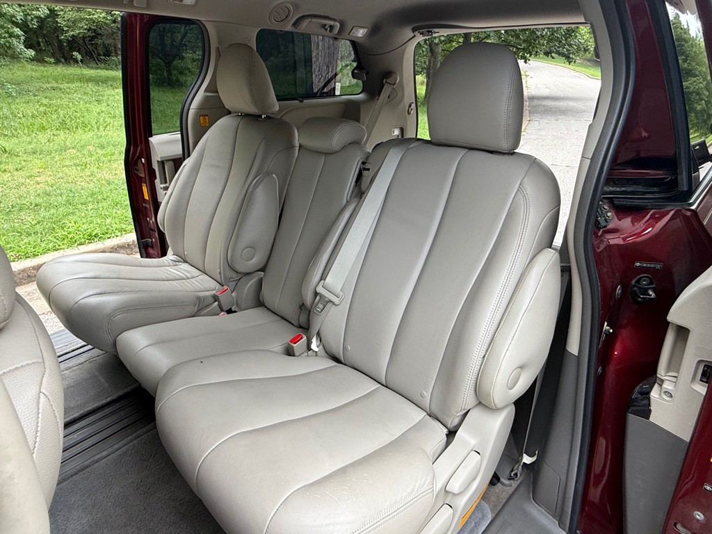 2013 Toyota Sienna Image 20