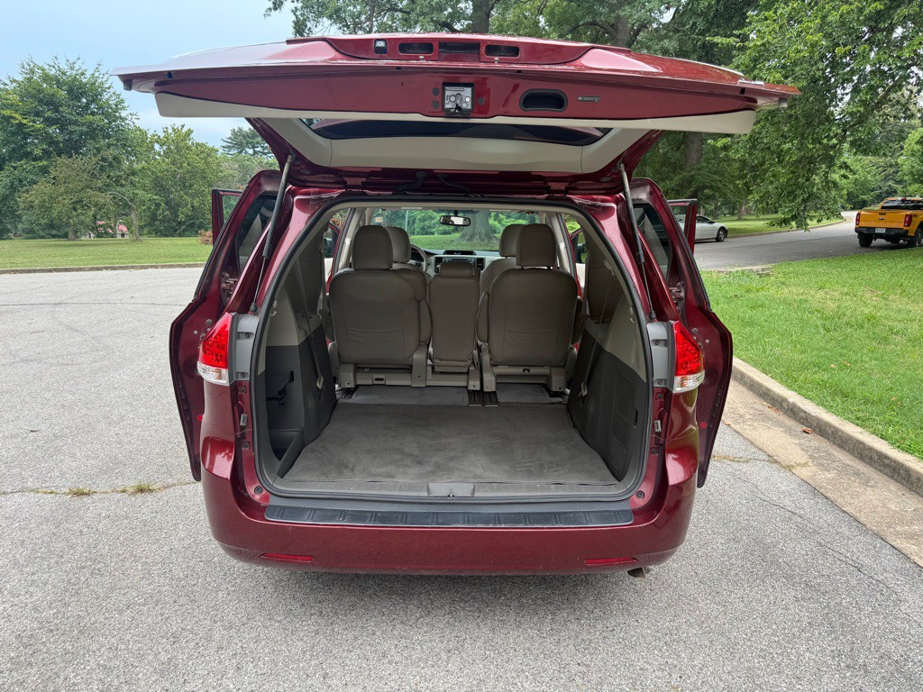 2013 Toyota Sienna Image 21