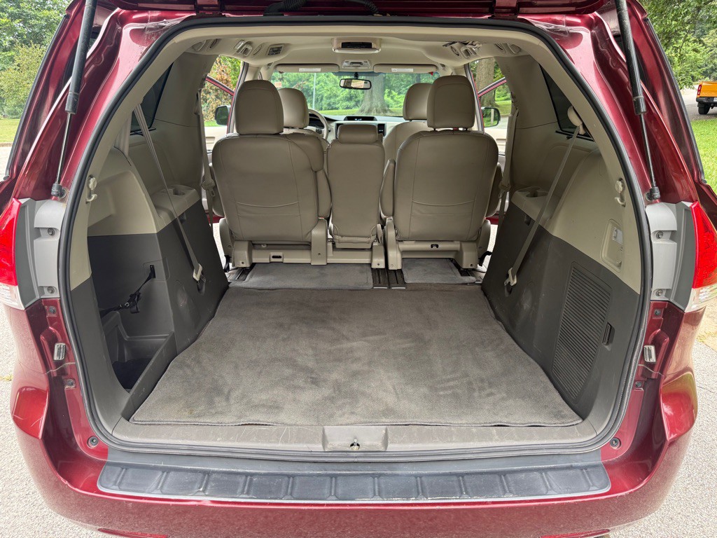 2013 Toyota Sienna Image 22