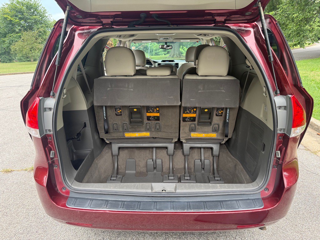 2013 Toyota Sienna Image 23