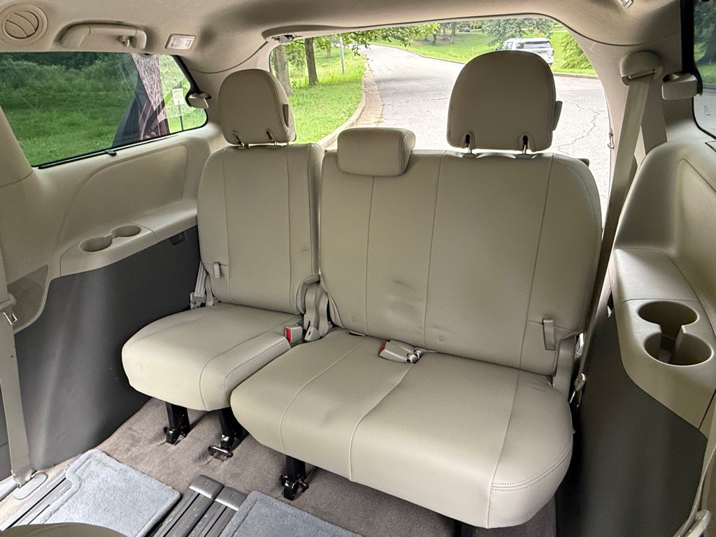 2013 Toyota Sienna Image 24