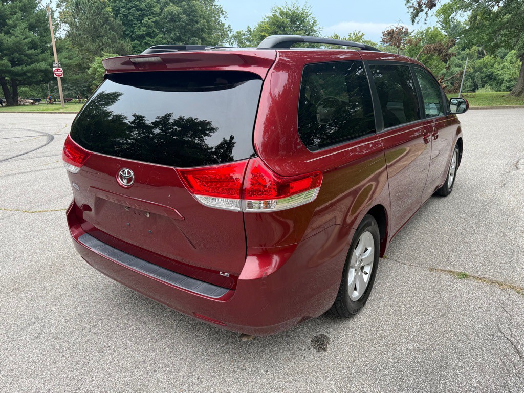 2013 Toyota Sienna Image 25