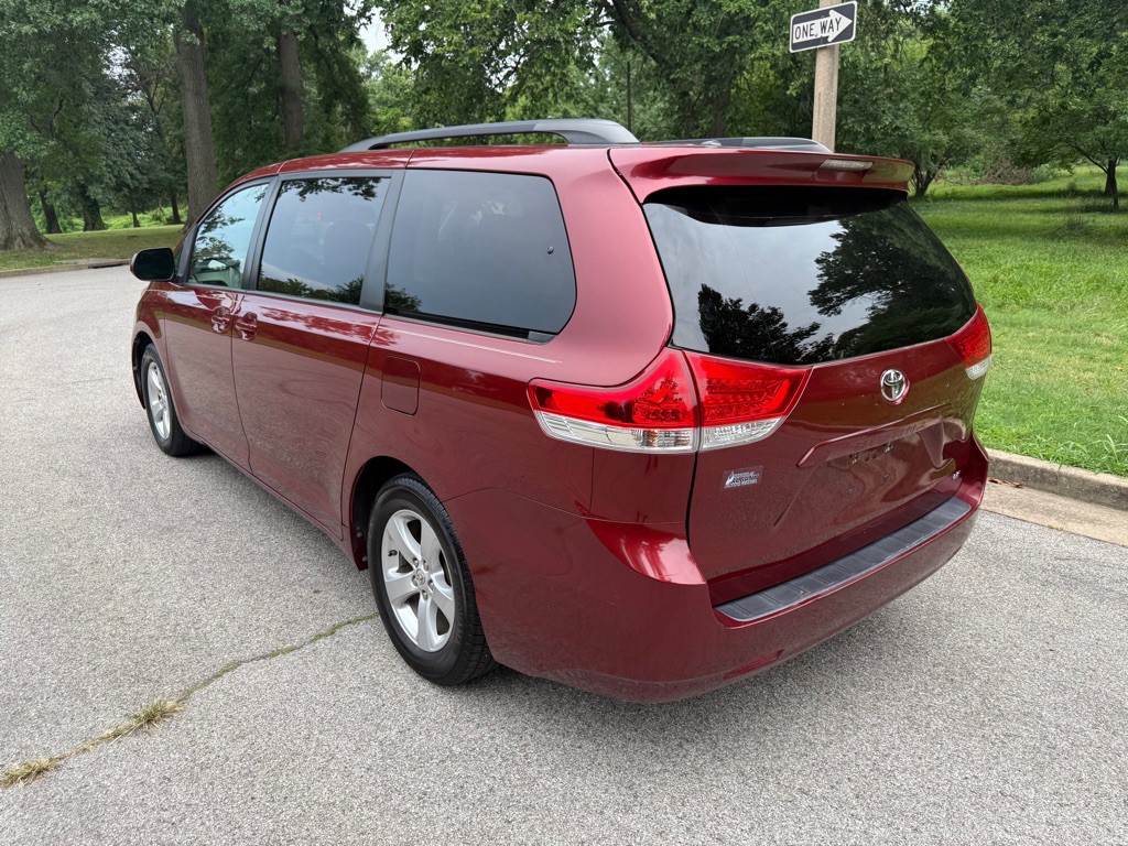 2013 Toyota Sienna Image 26