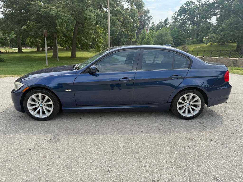 2011 BMW 3 Series Image 2
