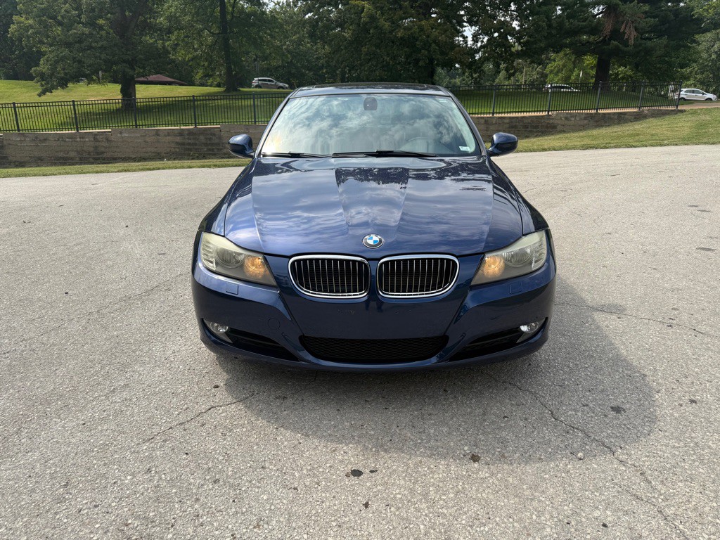 2011 BMW 3 Series Image 3