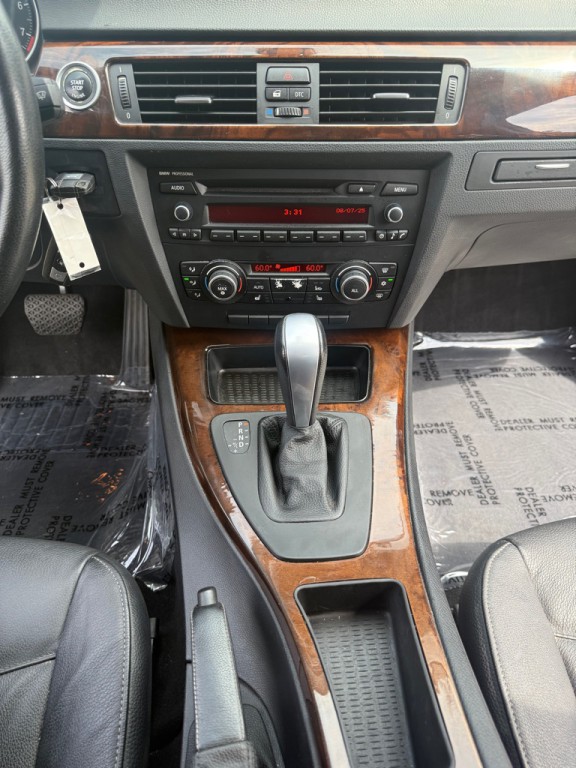 2011 BMW 3 Series Image 12